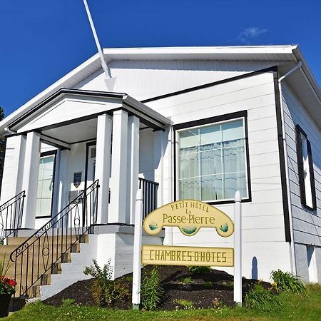 Le Petit Hotel La Passe Pierre Par La Galouine Tadoussac Exterior foto